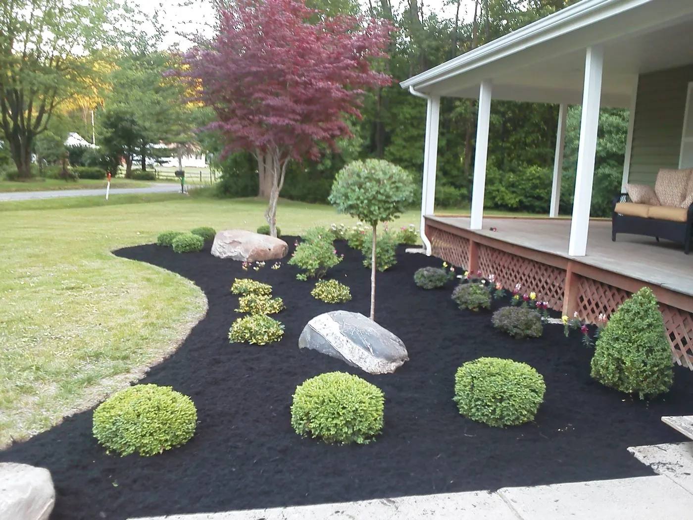 How to Choose the Best Mulch Color for Your Home’s Exterior