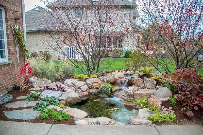 How to Use Landscape Stone and Mulch to Reduce Weeds before Fall